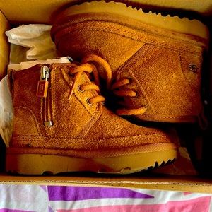 Unisex uggs they ties for toddlers